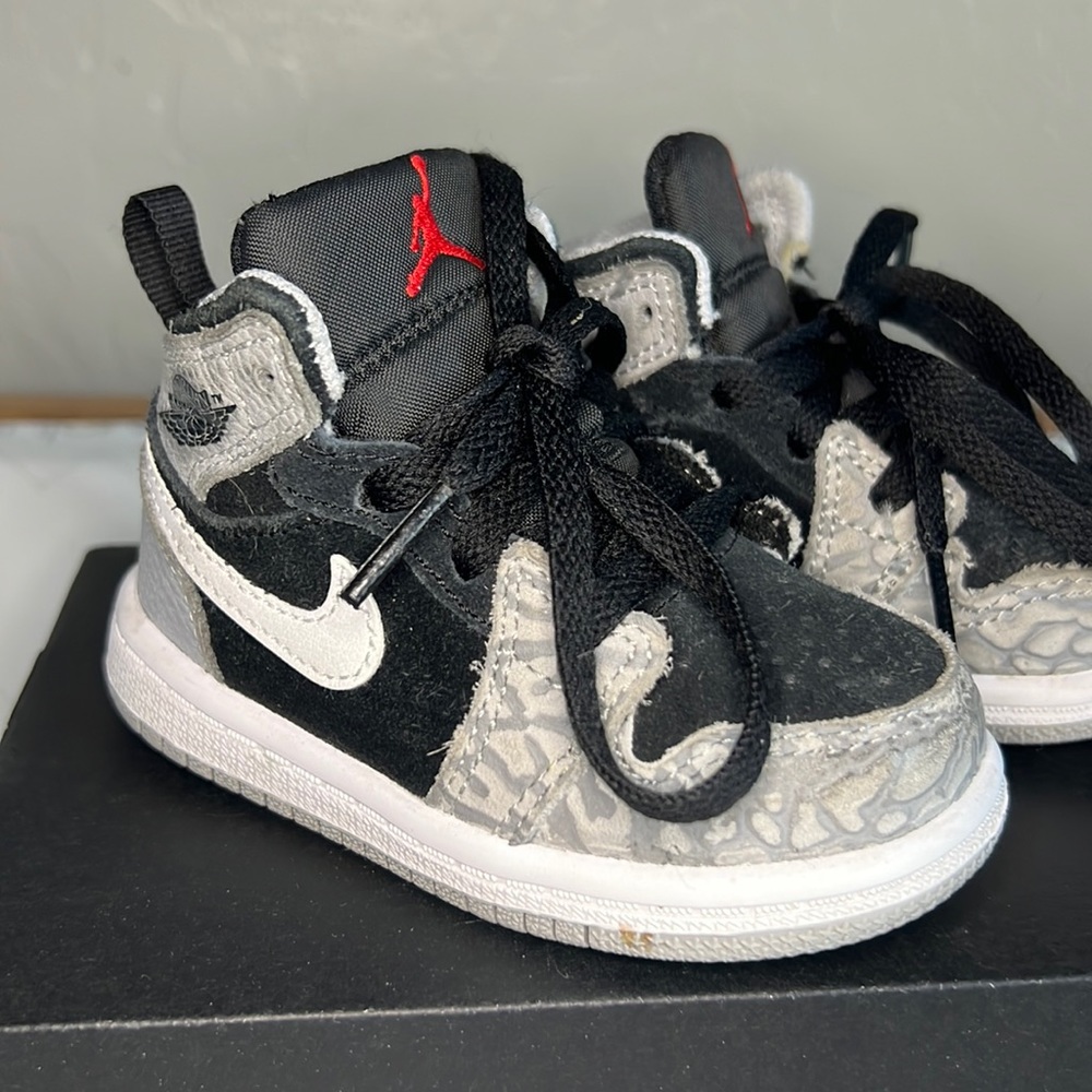 Jordan 1 Mid SE - grey and black